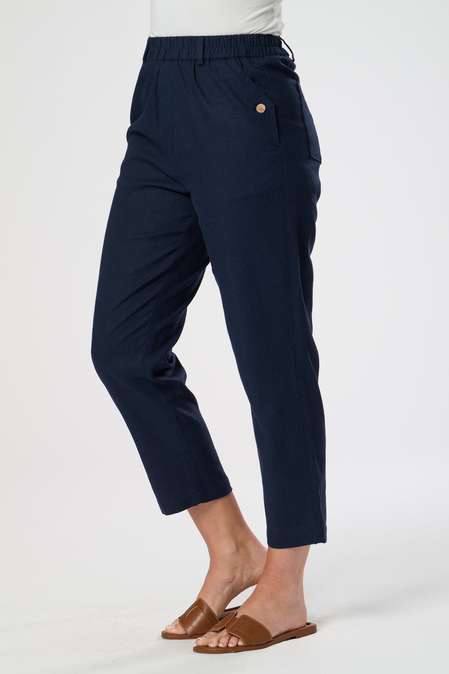 Elasticated waist crop trouser with angle front pockets and buttons.